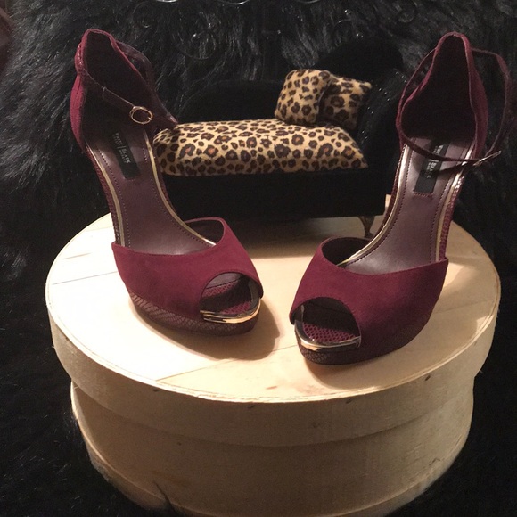WHBM White House Black Market Shoes - NWOT WHBM Purple Velvet & Gold Trim Platform Heels
